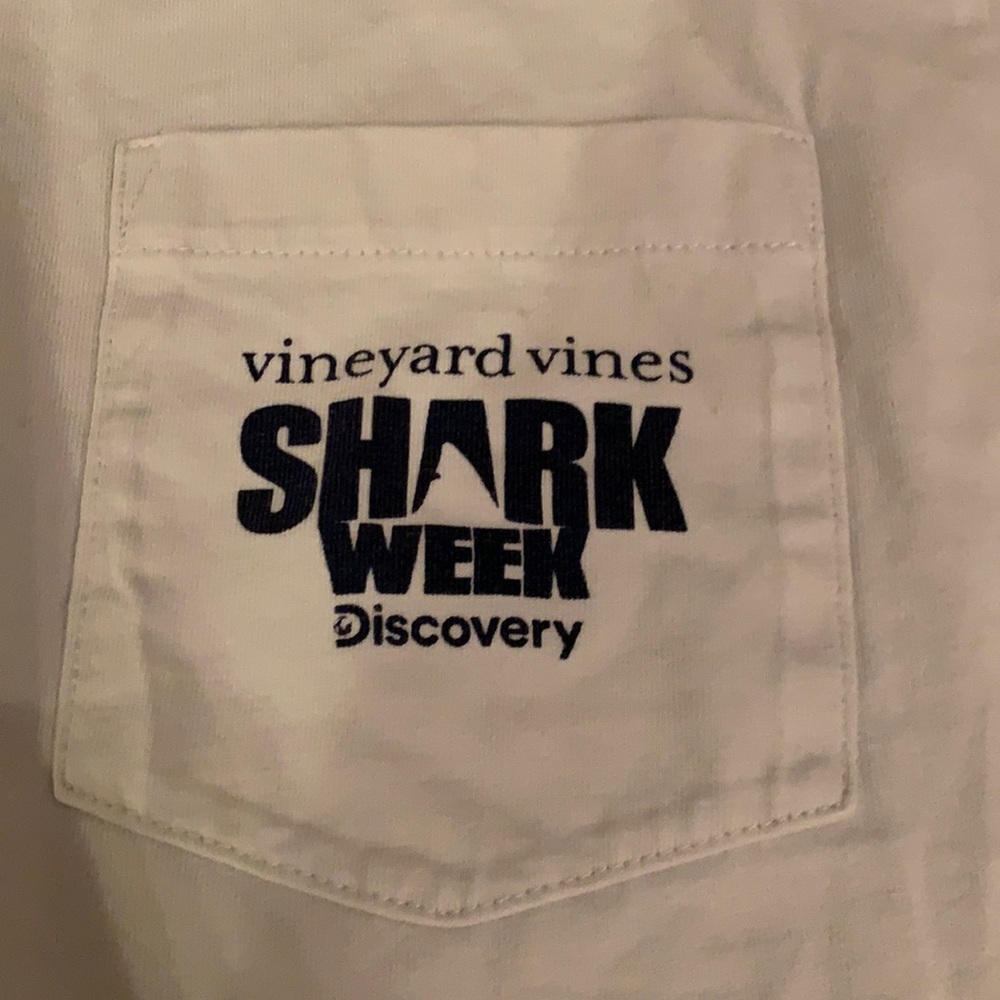 Vineyard vines xs men’s shark week tee